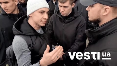 «Чей Крым?»: националисты обступили журналиста возле отделения полиции
