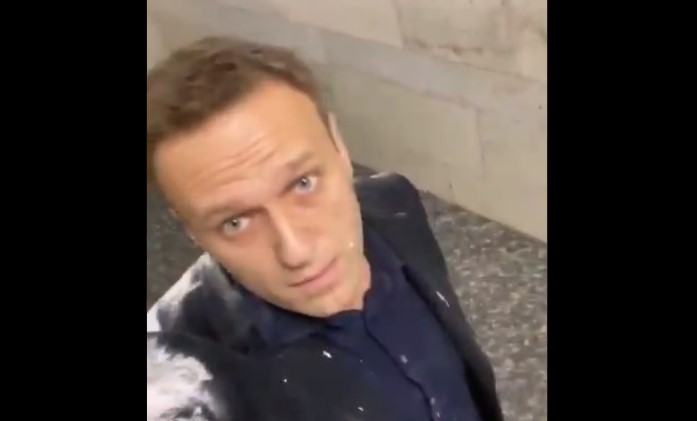 Навального обсыпали мукой и облили молоком возле редакции «Эха Москвы»