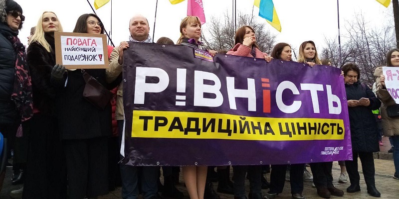 В Киеве проходят Марш женщин и Марш против абортов