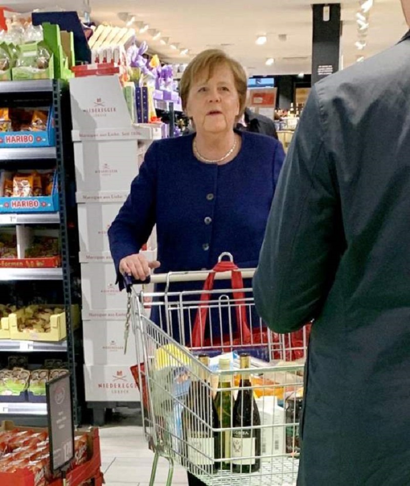 Меркель сходила в магазин за вином и туалетной бумагой без маски — фото