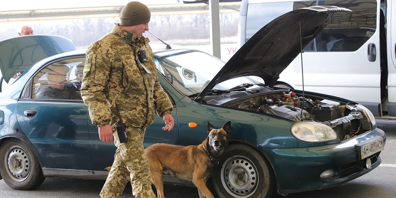 КПВВ Марьинка возобновил работу после обстрела