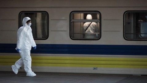Медики проверили пассажиров поезда из Риги