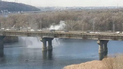 На мосту Патона в Киеве прорвало теплотрассу