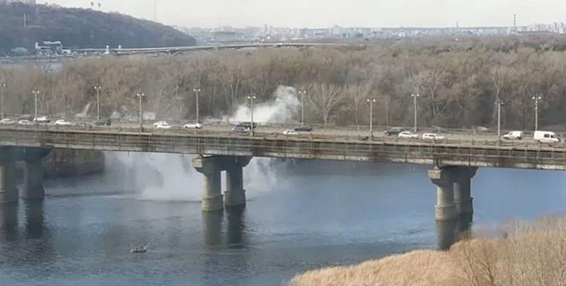 На мосту Патона в Киеве прорвало теплотрассу