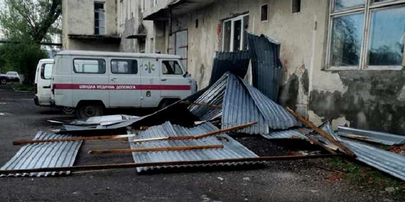 На Закарпатье ураган повредил больницы, школы и ЛЭП
