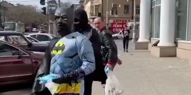 В Одессе Бэтмен и Робин раздавали маски