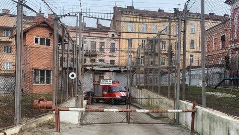 Заключенные Черновицкого СИЗО порезали себе вены из-за нового зэка с COVID-19