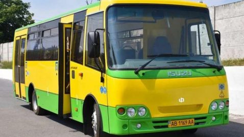 В Кропивницком пассажиры разбили лобовое стекло автобуса из-за просьбы надеть маски