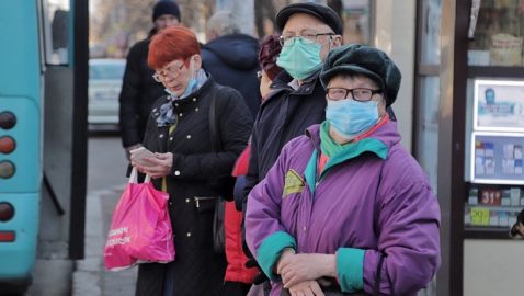 В ВОЗ призвали привыкать к ношению медицинских масок