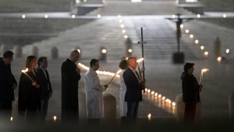 Папа Римский провел Крестный ход на пустой площади