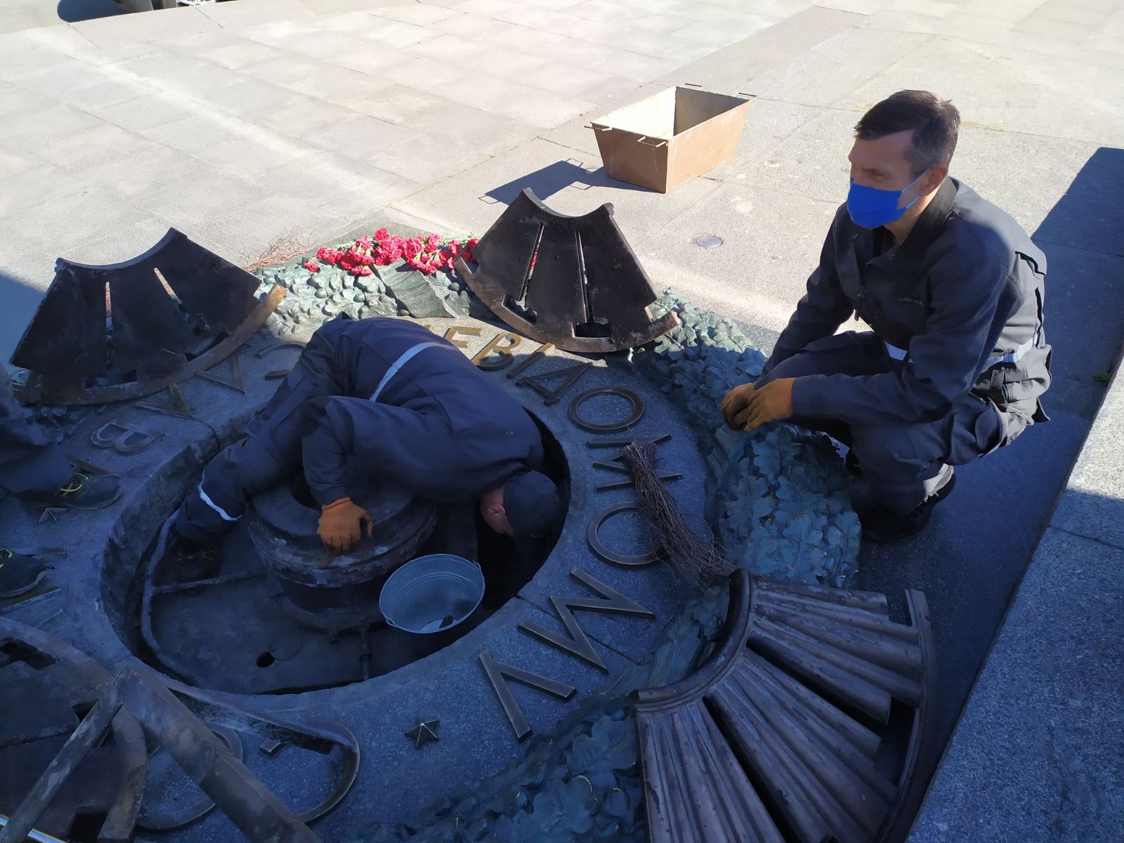 В Киеве забросали мусором Вечный огонь