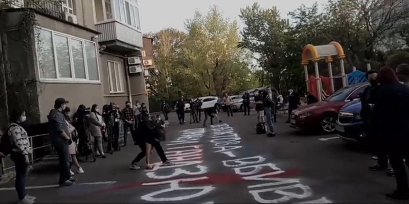 Под домом Венедиктовой снова прошёл митинг