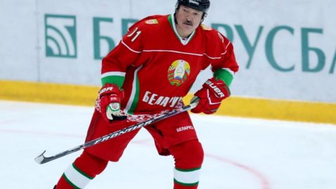 Лукашенко не стал проходить тест на COVID-19 после того как у игрока его команды обнаружили коронавирус