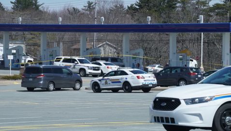В Канаде мужчина в форме полицейского застрелил 17 человек