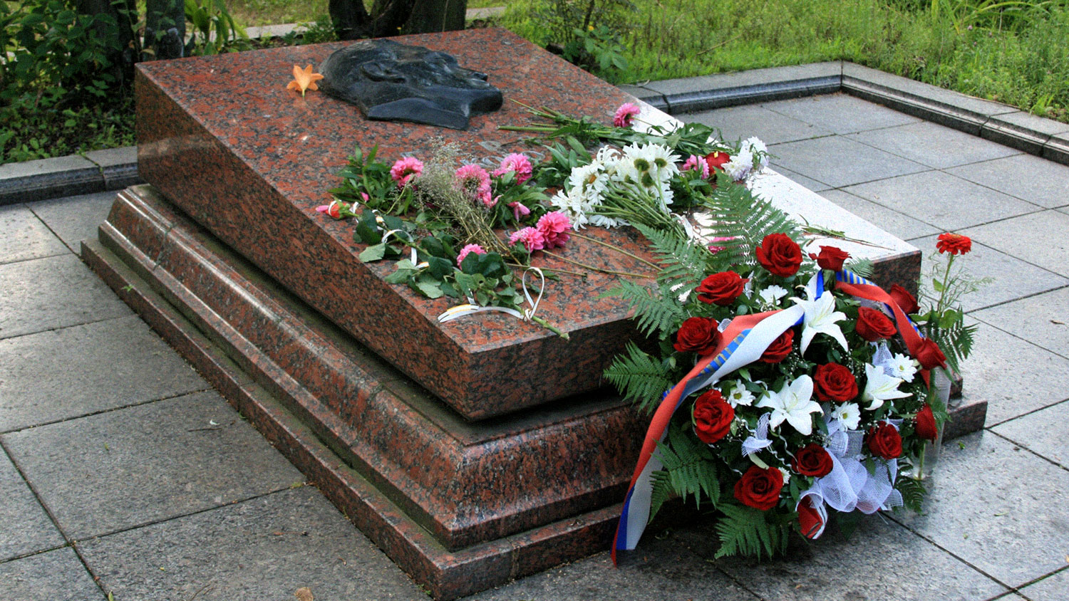 Львов отказался отдавать родственникам останки советского разведчика Кузнецова