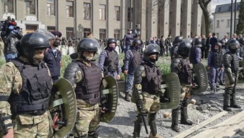 Во Владикавказе митингующие против карантина забросали камнями ОМОН