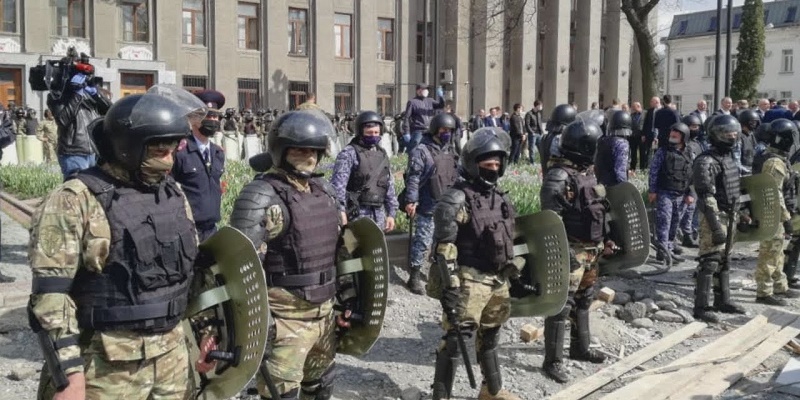 Во Владикавказе митингующие против карантина забросали камнями ОМОН