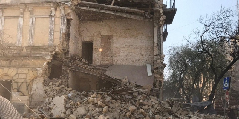 В центре Одессы частично обрушился дом