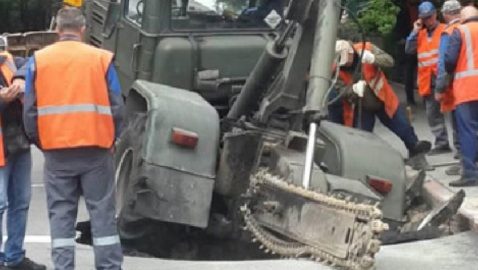В центре Киева трактор провалился под землю