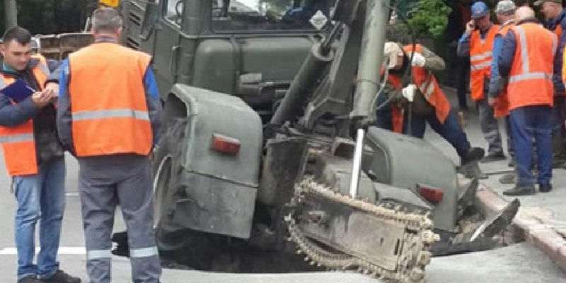 В центре Киева трактор провалился под землю