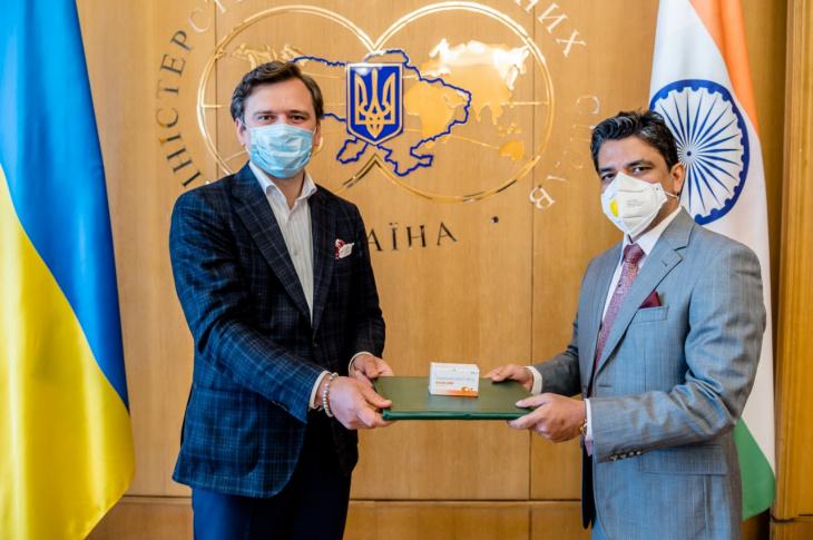 Индия передала Украине таблетки для борьбы с коронавирусом