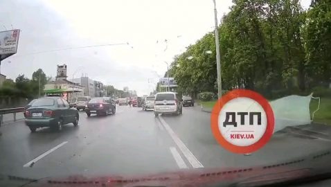 В Киеве водитель умер за рулём, из-за чего произошло ДТП