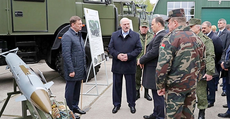 Лукашенко: «Не надо перед россиянами становиться на колени»