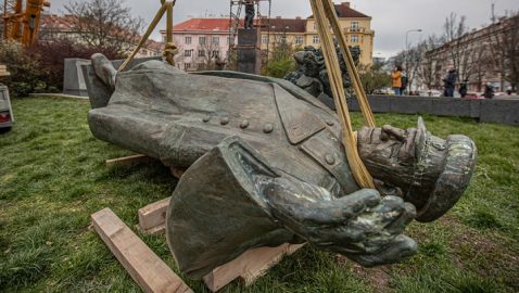В Праге на место памятника Коневу установили унитаз