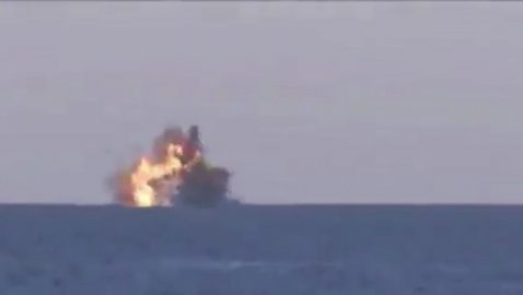 Опубликовано видео, где иранские военные обстреляли свой же корабль