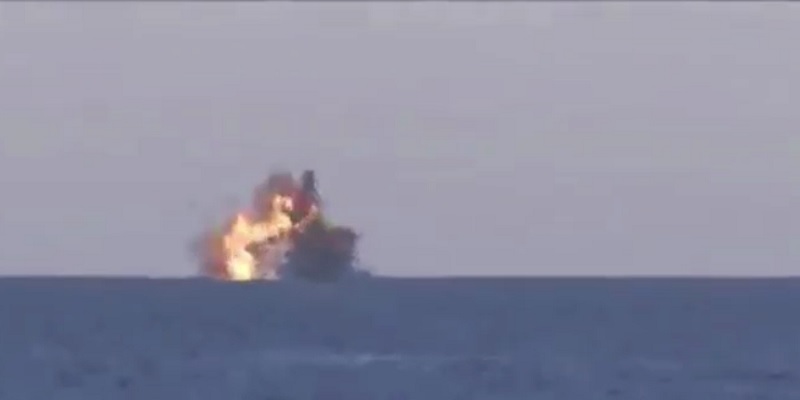 Опубликовано видео, где иранские военные обстреляли свой же корабль