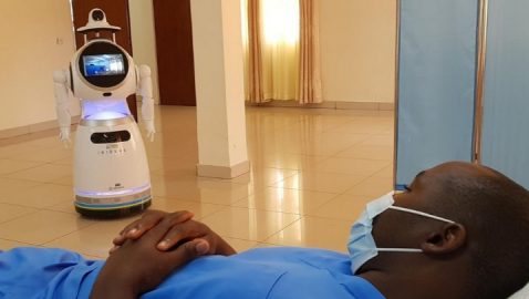 В Руанде за больными коронавирусом присматривают роботы