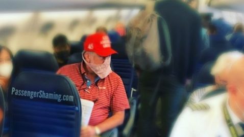 Мужчина надел женские трусы вместо маски в самолет