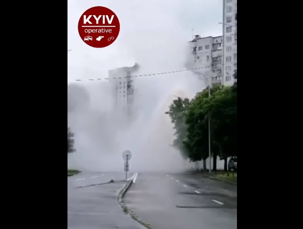В Киеве на проезжей части образовался гейзер