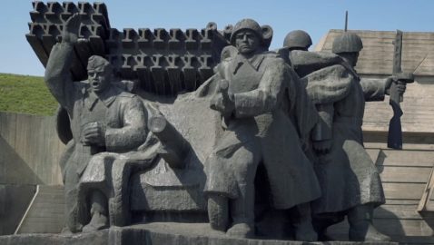 «Сегодня Украина воюет с путинской Россией». Институт нацпамяти показал ролик к годовщине победы во Второй мировой войне