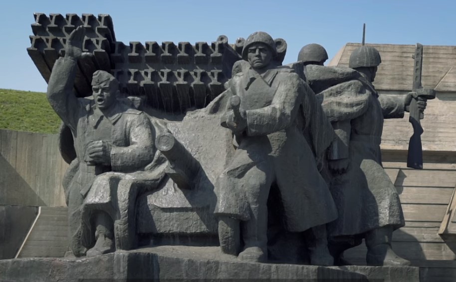 «Сегодня Украина воюет с путинской Россией». Институт нацпамяти показал ролик к годовщине победы во Второй мировой войне