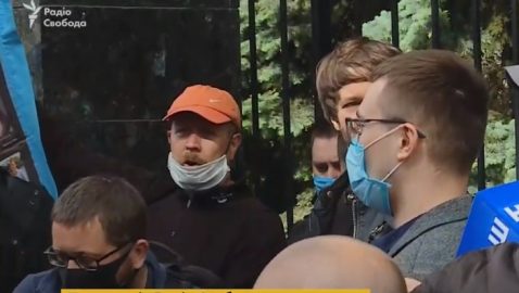 Сторонники Стерненко исполнили гимн и крикнули «Путин – х**ло»