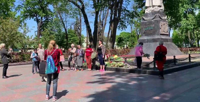 «Фашизм не пройдёт!»: у памятника Ватутину в Киеве исполнили песню «День Победы»