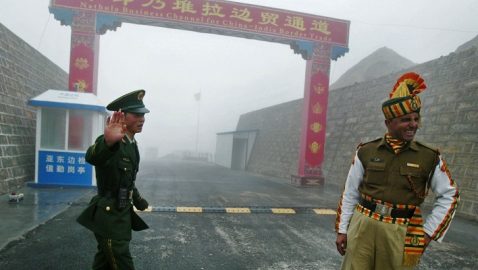 Пограничники Индии и Китая устроили массовую драку
