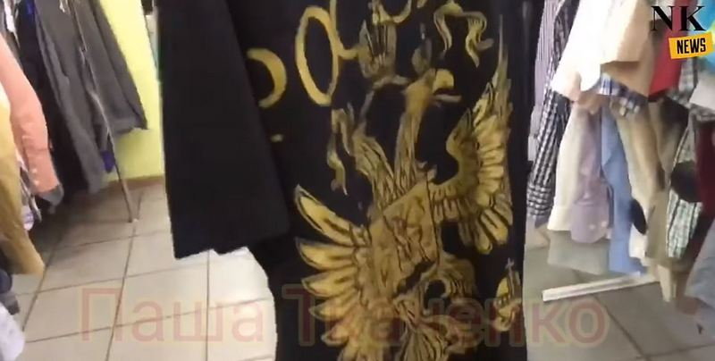 Активист нашёл в секонде футболку с надписью «Россия» и устроил скандал