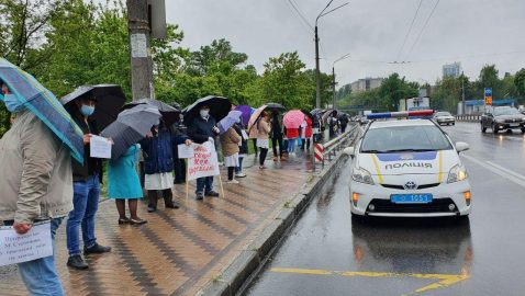 В Киеве митингуют медики психбольницы