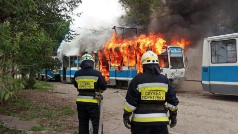 В Днепре десять пожарных тушили огонь в трамвае