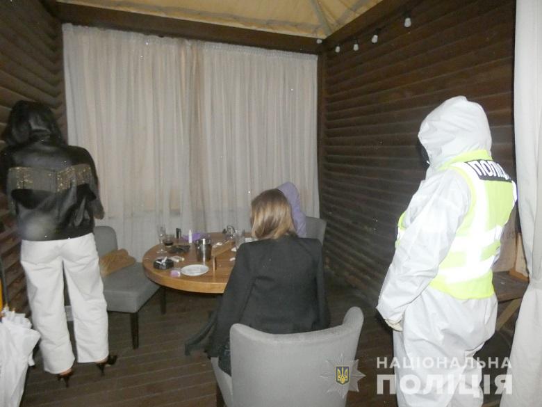 В Киеве полиция застукала ресторан с посетителями