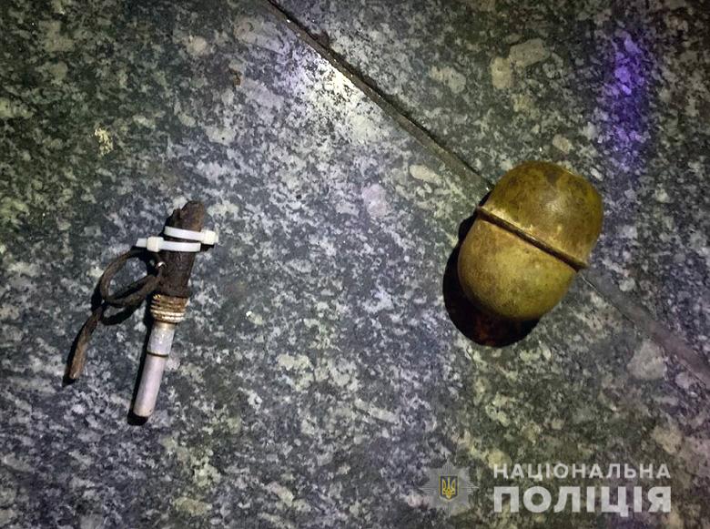 В Киеве мужчина угрожал взорвать гранату в супермаркете из-за просьбы надеть маску