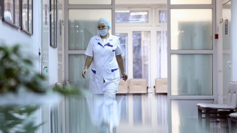 В Кривом Роге врача уволили за выписку 15 пациентов с COVID-19