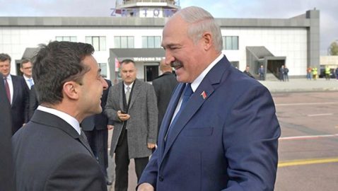 Зеленский передал в подарок Лукашенко вышиванку