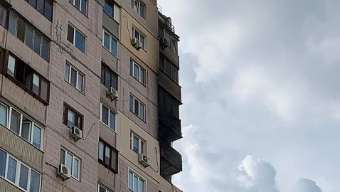 В Киеве загорелась многоэтажка рядом с домом, где ранее произошел взрыв