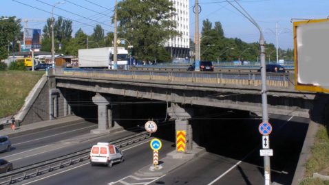 В «Киевавтодоре» объяснили ремонт моста скобами