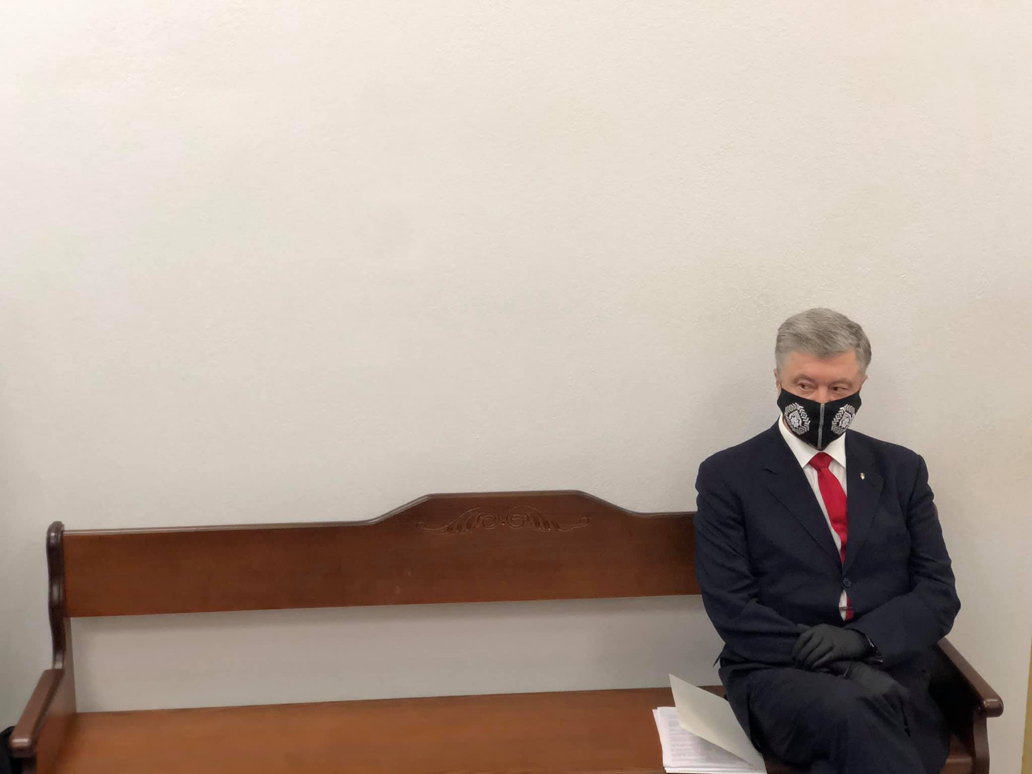 Порошенко пришел в суд на допрос о сдаче Крыма
