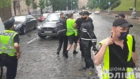 Двое полицейских получили травмы во время митинга под Кабмином