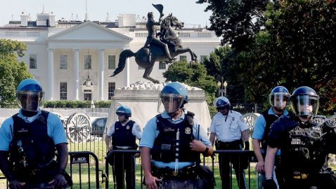 Силовики резиновыми пулями и слезоточивым газом разогнали митинг у Белого дома